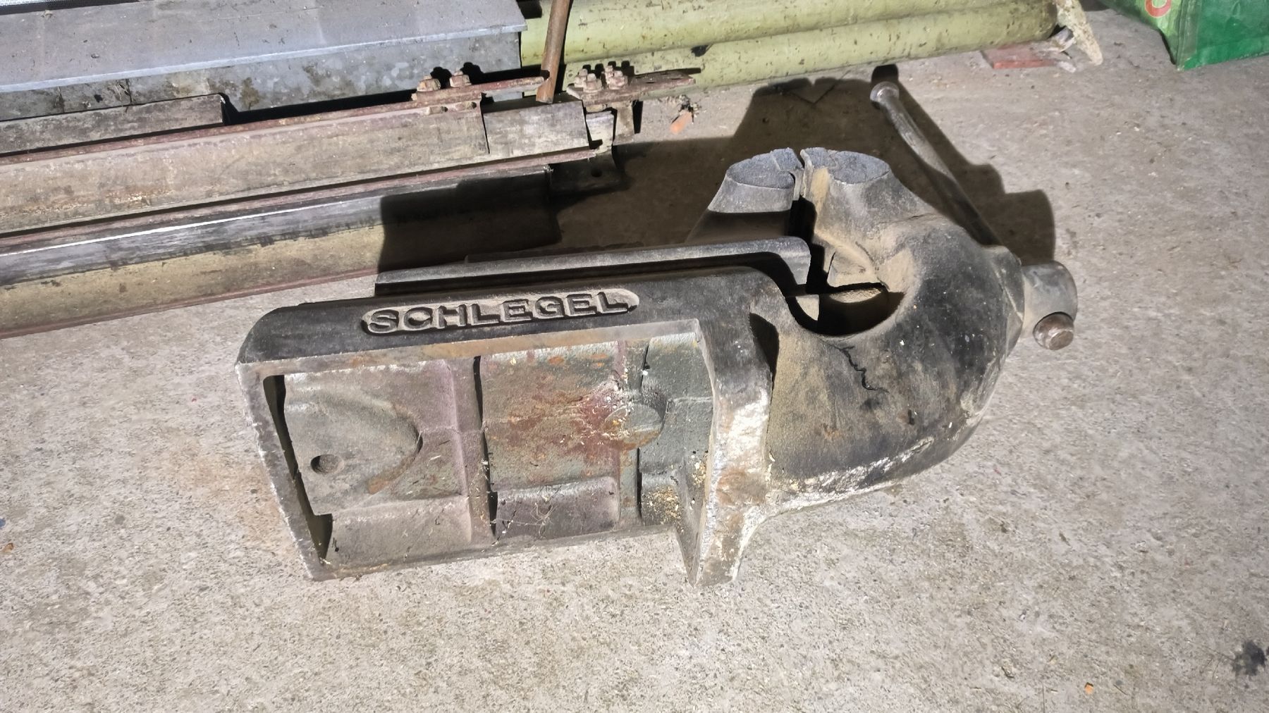 Tutti gli attrezzi: Schraubstock 150mm breit – Usato da Rhäzüns venduto da Steinbock810 1