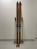 Ski (A 1), Holzski von ca. 1950 mit Stöcken