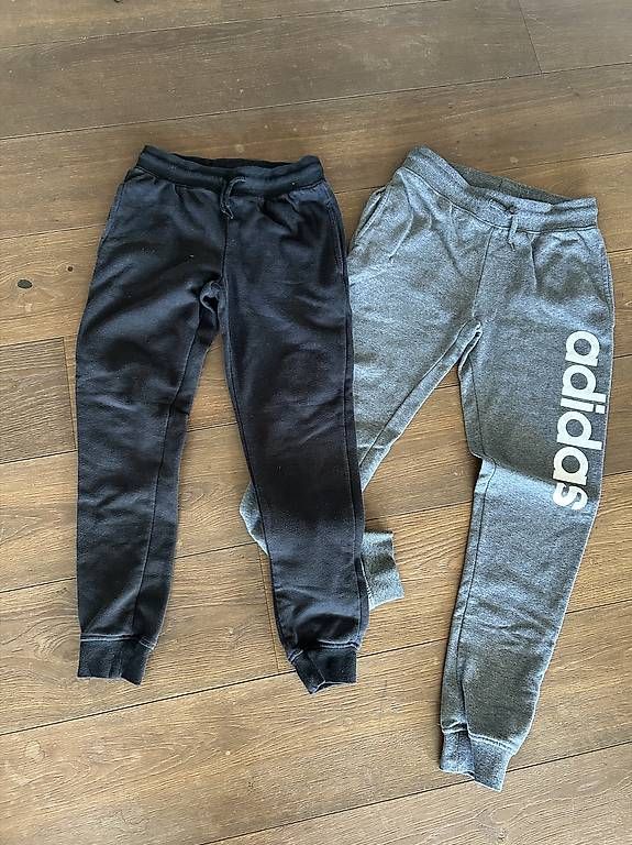 Pantaloni: Jungs-Trainerhose 2 Stk Gr. 142-164 – Usato da steffisburg venduto da stefanruoff