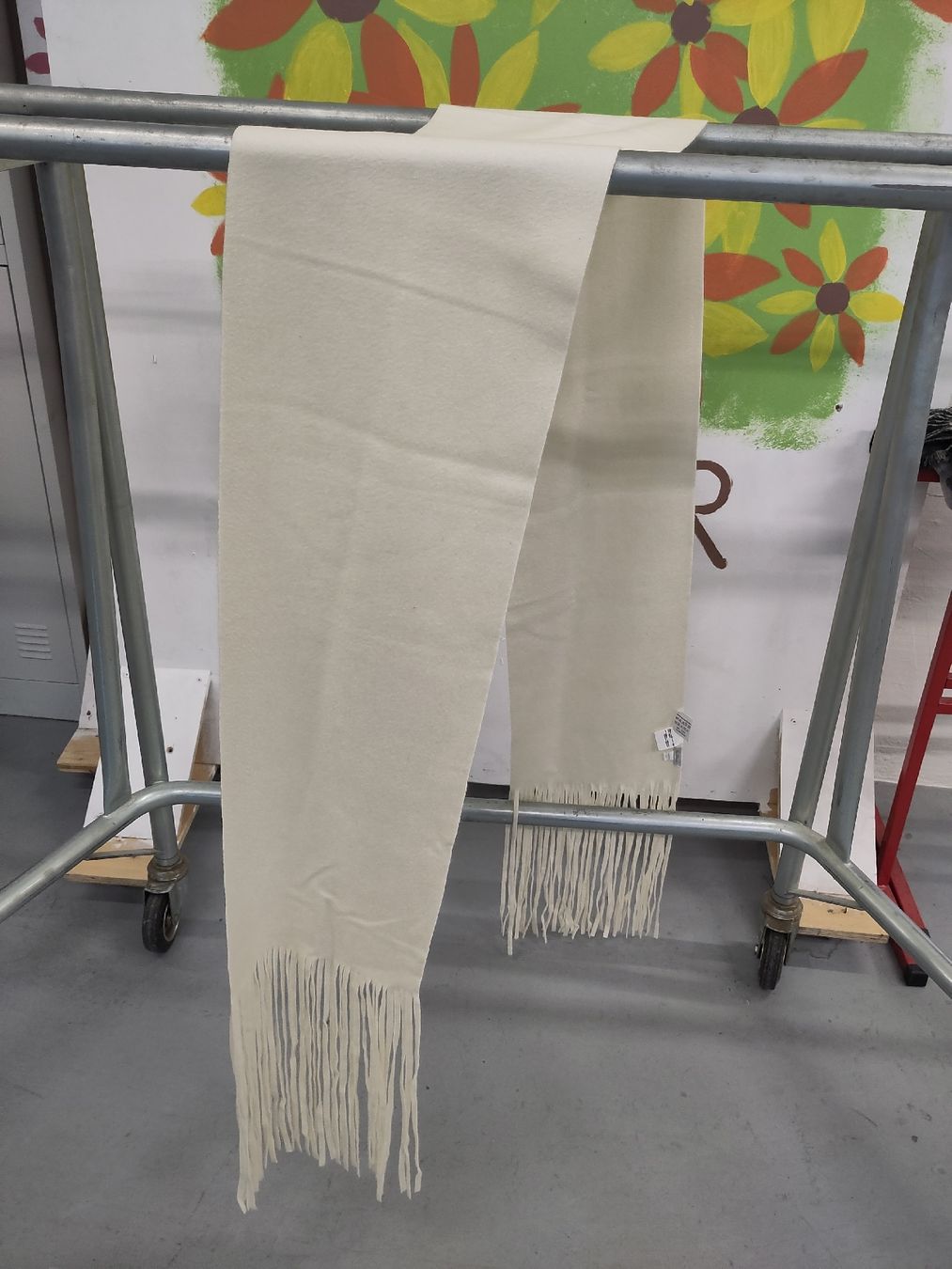 Max Mara Foulard & Sciarpe: MaxMara Schal Creme aus Kaschmir – Nuovo (secondo la descrizione) da Pratteln venduto da Cartonsducoeur_bl