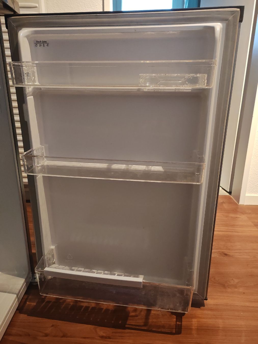 Frigoriferi: Compact Mini Fridge - Perfect for Summer Drinks! – Usato da Schindellegi venduto da Deladelsen 1