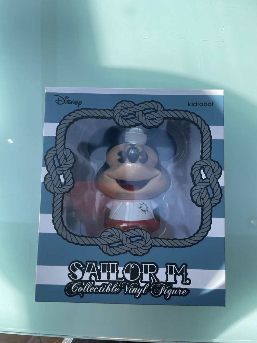 Disney Statuette: Kidrobot sailor M. Mickey  – Nuovo e nell'imballaggio originale da Les Brenets venduto da serialdrink