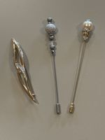 3 Broschen-Anstecker, 2x mit Perlen/Steinchen, 1x elegant, t