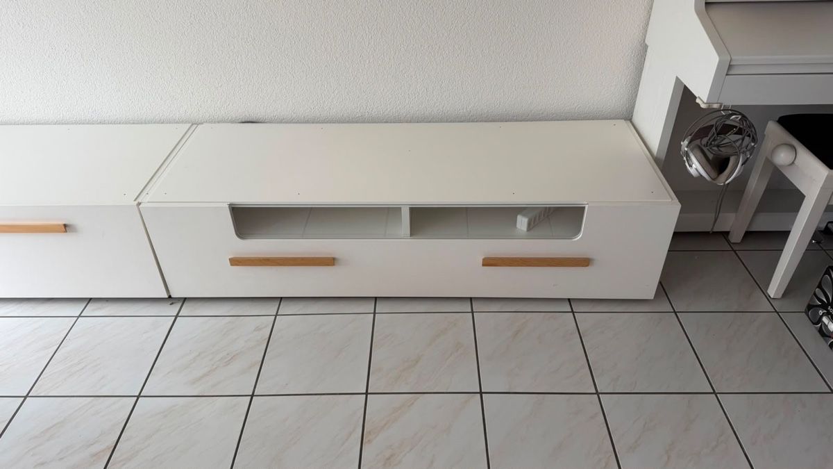 Mobili TV: 2 weisse TV-Möbel / Lowboards – Usato da Cham venduto da Rokkamare