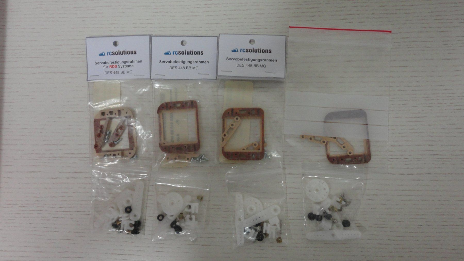 Modellismo RC: DES 448 BB MG, 4Stck. Servorahmen rc-solution neu – Nuovo e nell'imballaggio originale da Sirnach venduto da spilo01