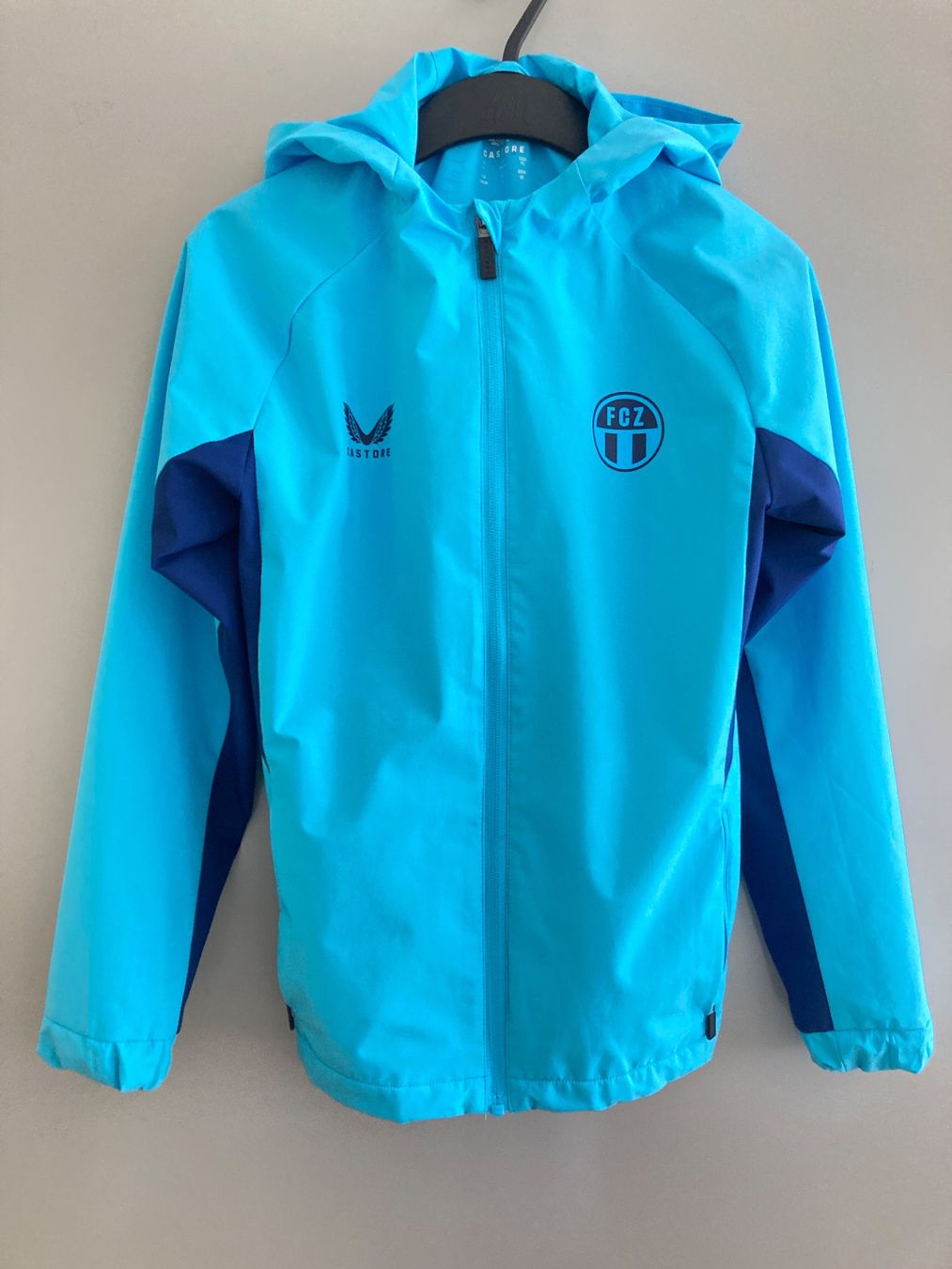 FCZ Giacche: FCZ Regenjacke Castore, hellblau, neuwertig, Gr. 158cm – Nuovo (secondo la descrizione) da Zürich venduto da ms2l