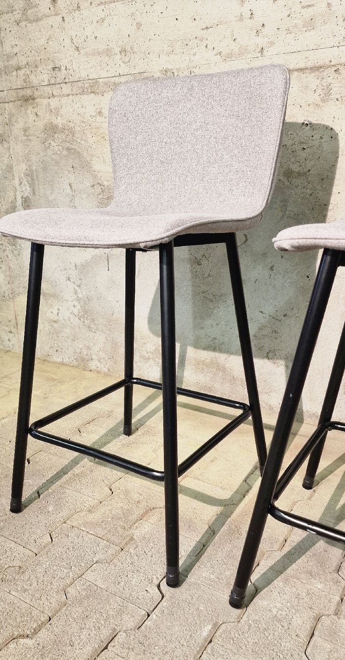 Hocker: Moderner Barhocker mit Stoffbezug und Metallgestell – Gebraucht aus Affeltrangen von Szafaoli 4