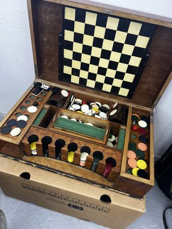 Wunderschöner alter Spielkoffer Art Deco aus Wurzelholz