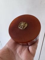 Boîte ronde ambre et aigle impérial ancien en Bakélite 