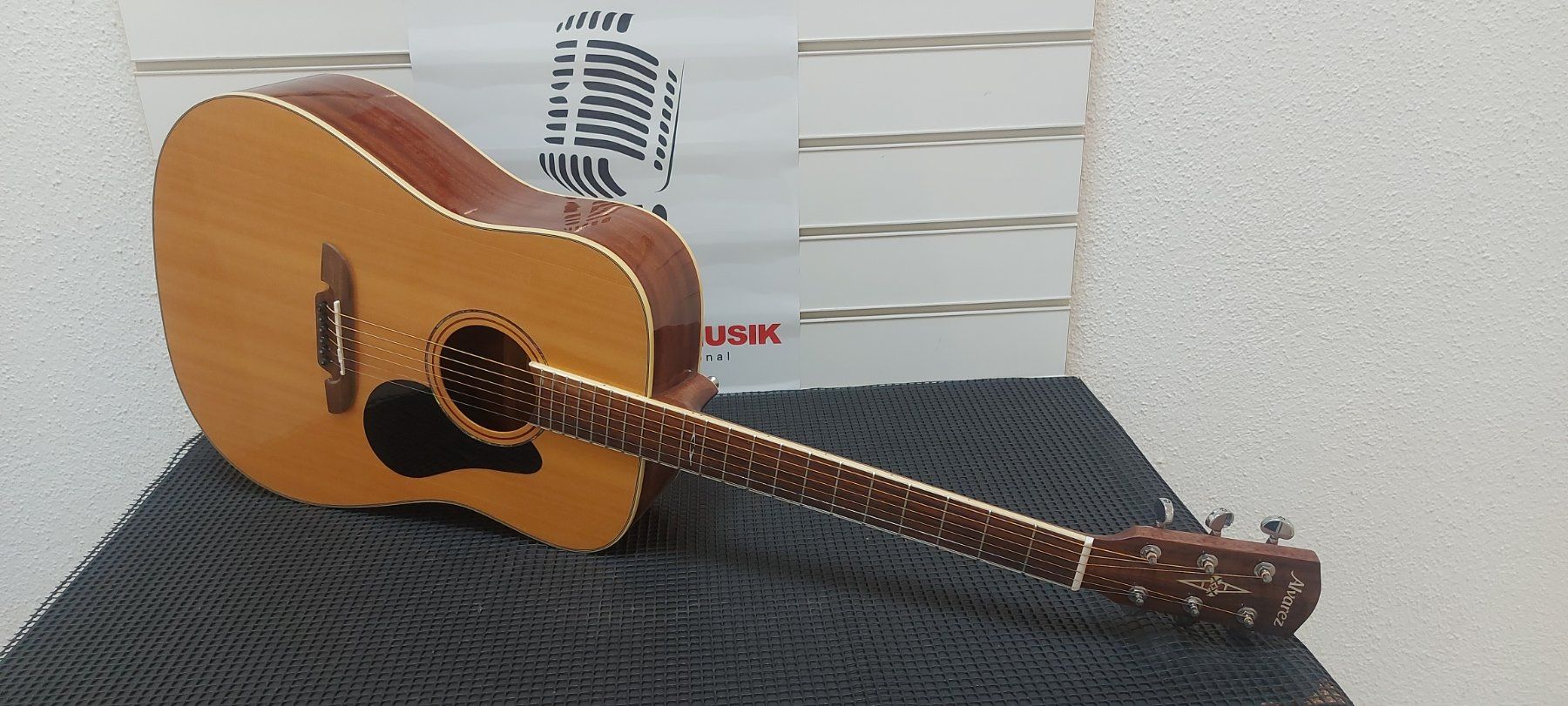 Strumenti musicali: Alvarez AD60 Solid Top Dreadnought Akustikgitarre, neuwertig – Nuovo (secondo la descrizione) da Glattbrugg venduto da Swissmusik