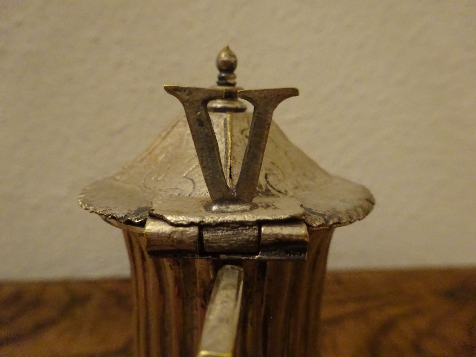 Bottiglie: Empire Messkännchen Reliquie / Vinum "V" – Usato da Esslingen venduto da eintagammeer 9