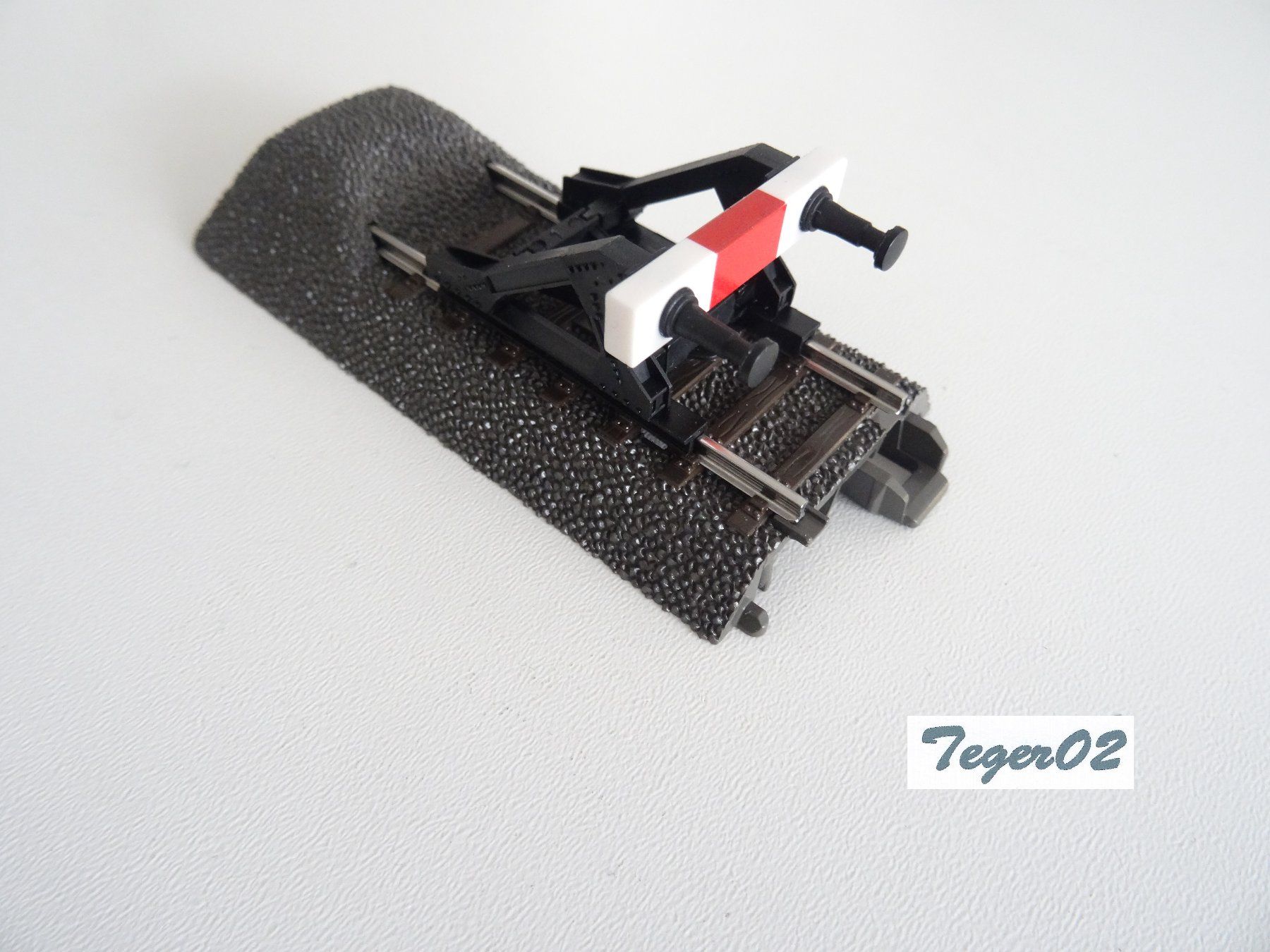 Märklin Modellini di ferrovie: Märklin. H0 24977 C-Gleis Prellbock – Nuovo (secondo la descrizione) da Hochdorf venduto da Teger02