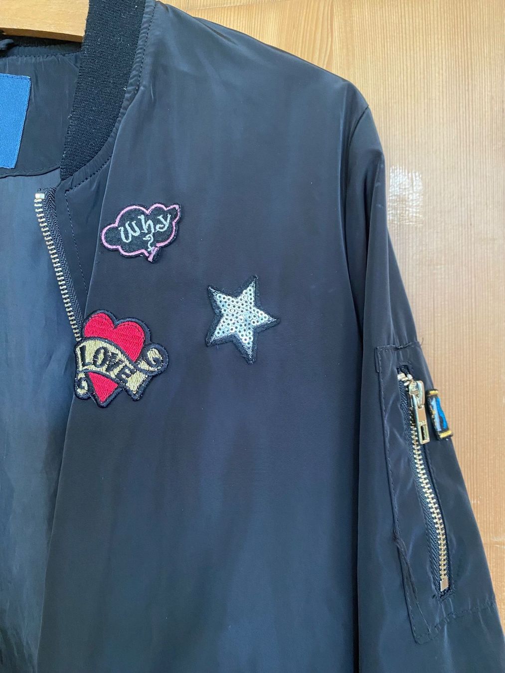 Only Giacche: Blouson Schwarz mit Stickern – Usato da Riedholz venduto da emm_22qn 1