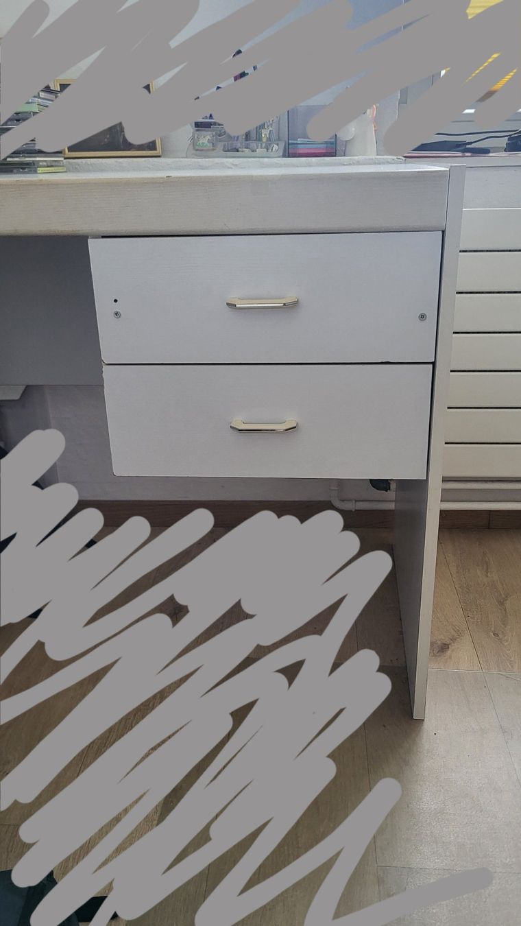 Bureaux: Schreibtisch mit zwei Schubladen – D'occasion à Hombrechtikon par Tara3876