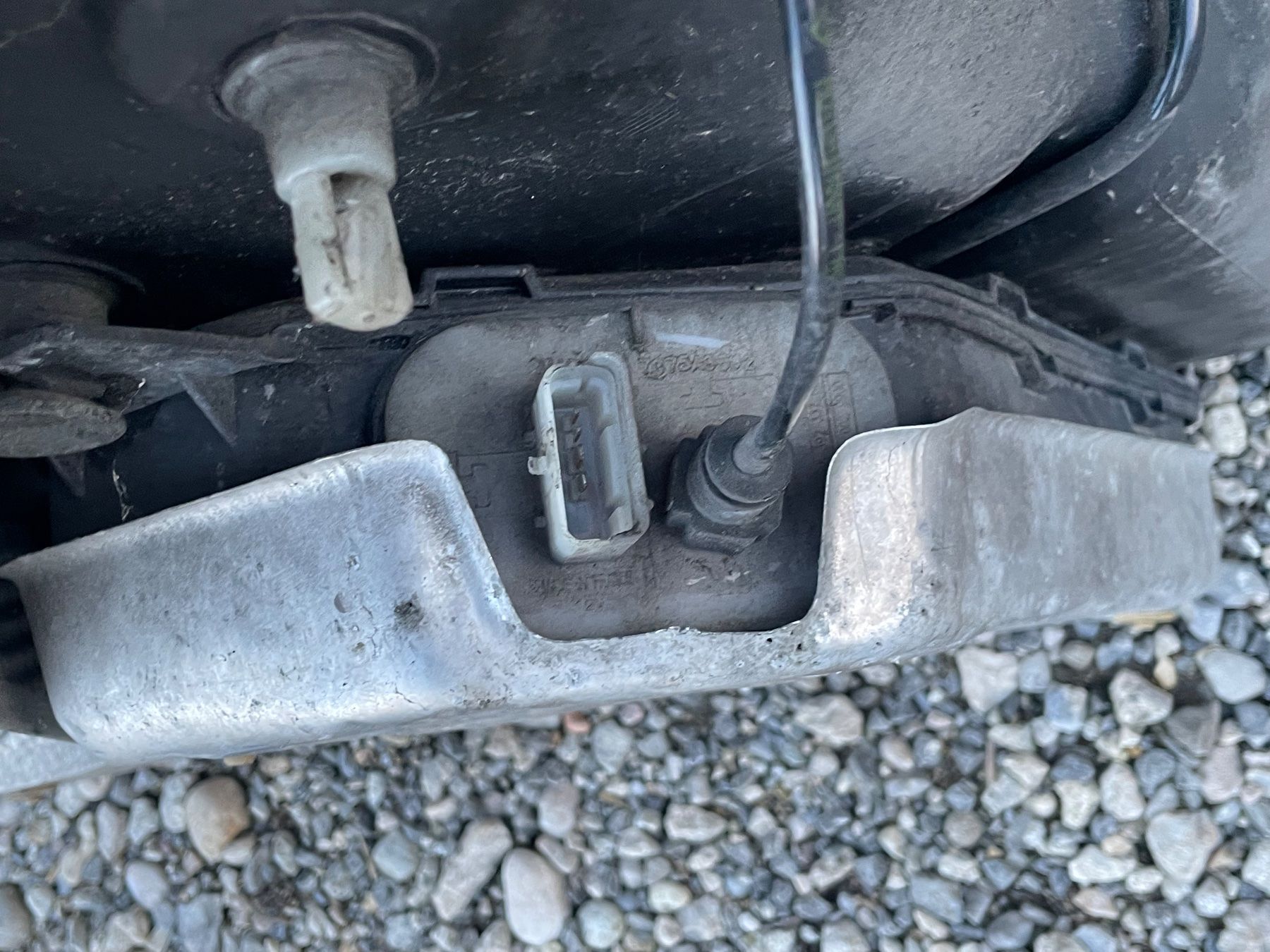 Citroën Tutti pezzi di ricambio auto: Tank zu Citroën C6 2.7 HDI – Difettoso da Gletterens venduto da XBHS7412 5