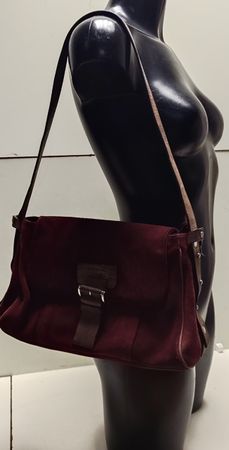 Handtasche aus Wildleder in Bordeaux. (nov893)