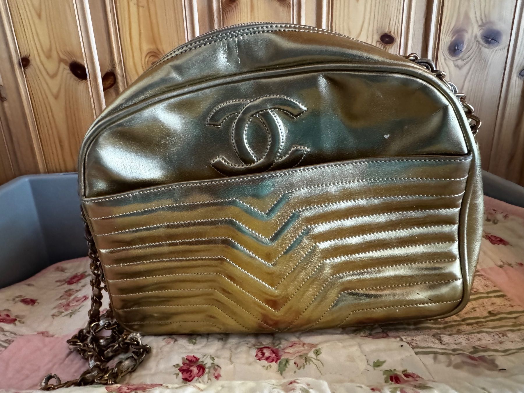 Borse da donna: Sac CC doré cuir matelassé vintage – Usato da Ovronnaz venduto da Etagne68
