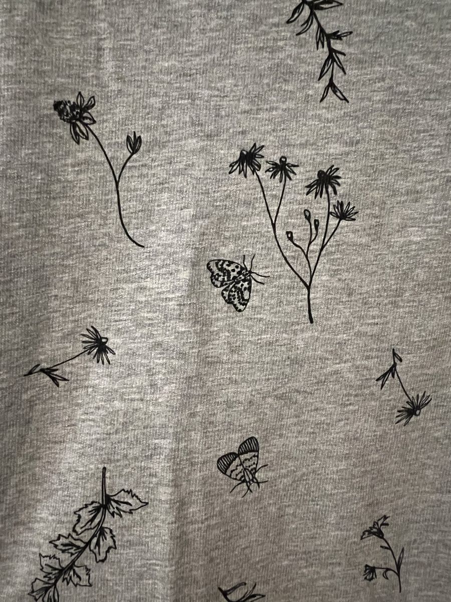 H&M Maglioni & Felpe: Graues Sweatshirt mit Blumen- und Schmetterlingsmuster Gr.M – Usato da Winterthur venduto da mel_wy 2