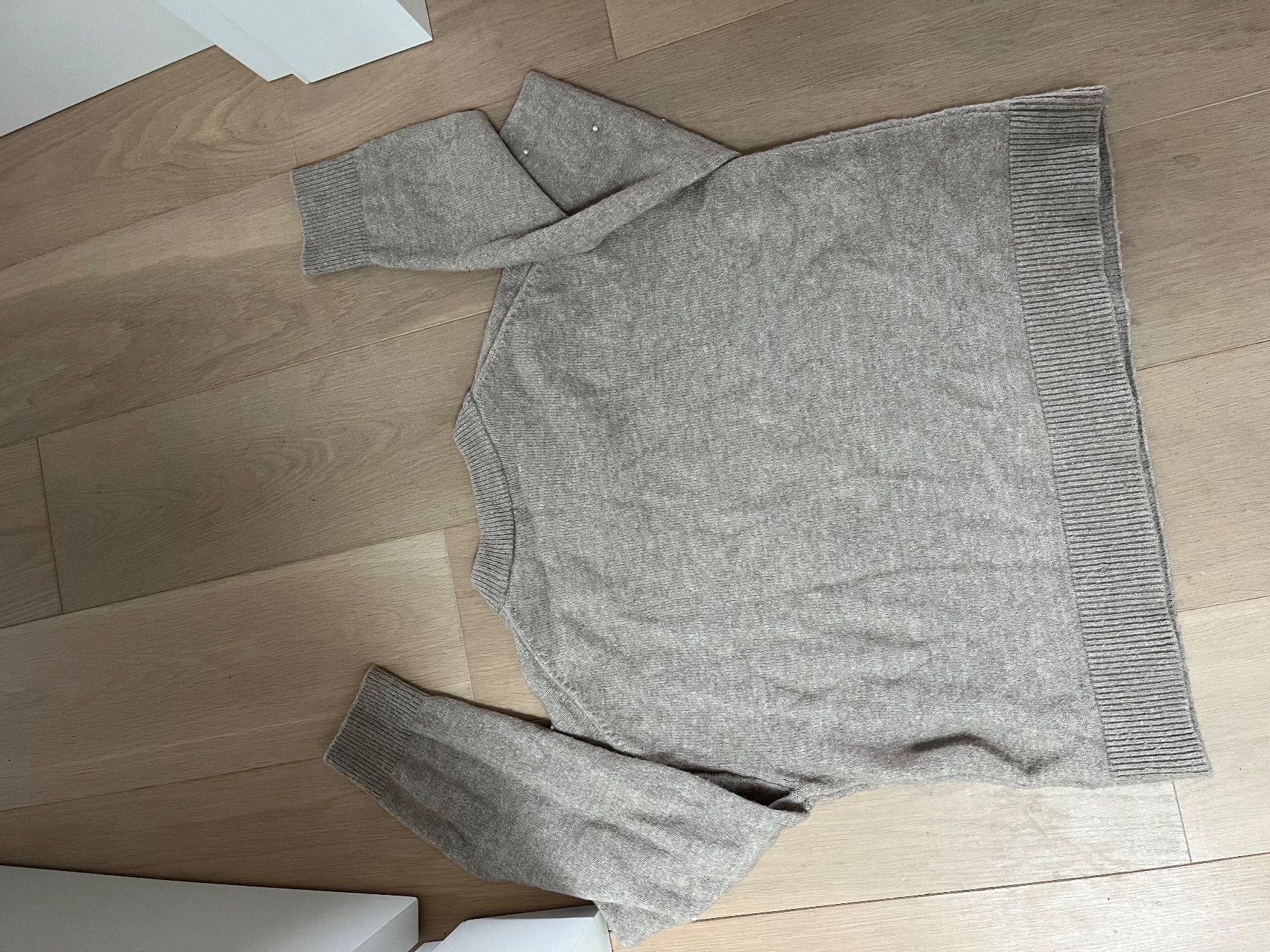 H&M Maglioni & Felpe: Perlenbesetzter Feinstrickpullover in Taupe von H&M – Usato da Uitikon Waldegg venduto da YRH 1