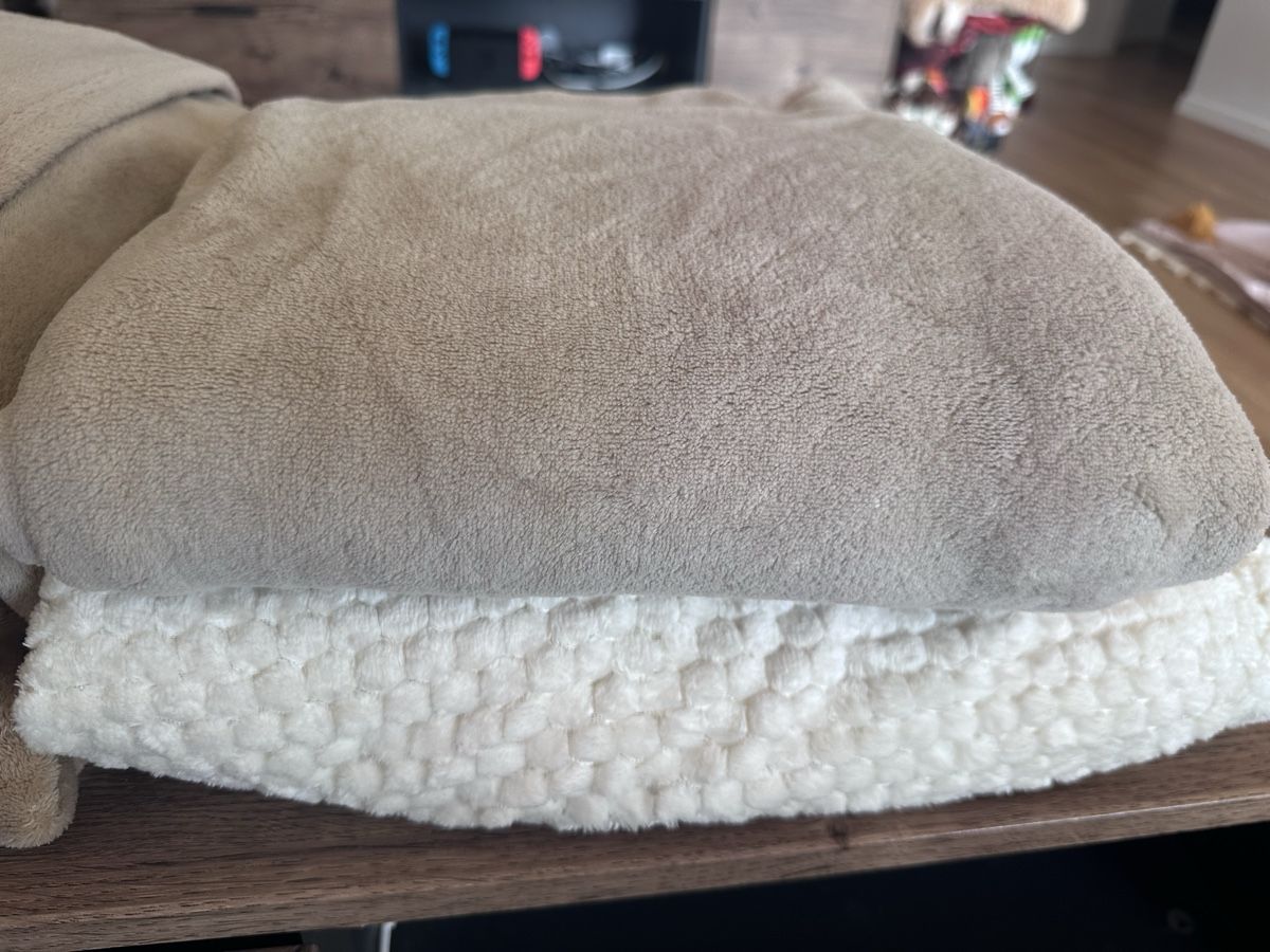 Coperte: Kuscheldecken Beige/Creme 2x gross & 2x klein – Usato da St. Gallen venduto da Nood 1