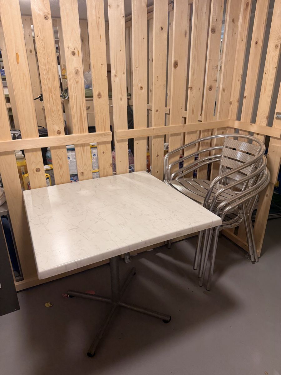 Set de table et chaises: Balkon- Gartentisch mit 4 Stühlen – D'occasion à Arbon par maiiking 7