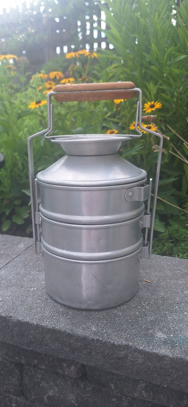 Geschirrsets: Antikes Picknick Set aus Alu – Gebraucht aus Grabs von tschanny