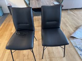 2 Stühle Kunstleder schwarz mit Metallbeinen gebraucht