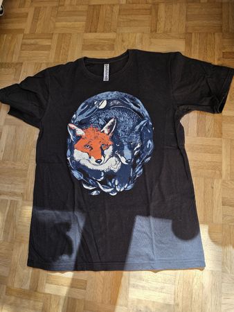 Grafik T-Shirt "Zwei Füchse" Kunst-Print – pololee – Gr. M
