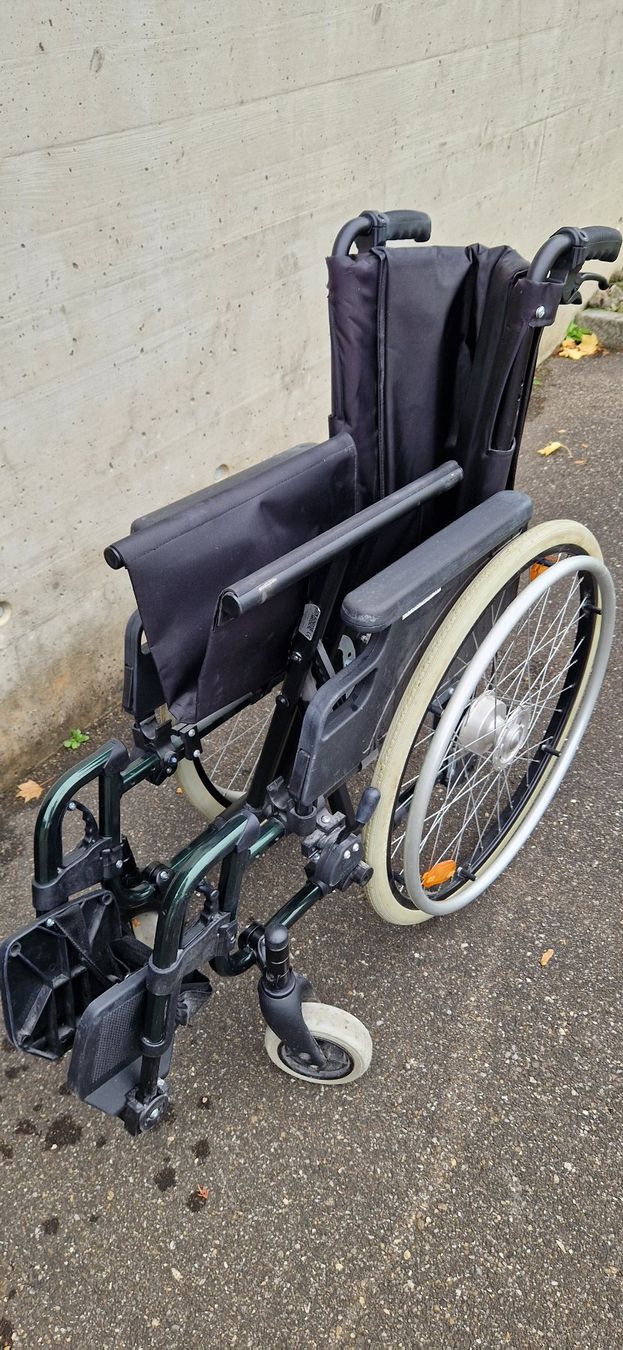 Sedie a rotelle: Rollstuhl – Usato da Wilen bei Wollerau venduto da Robvo 3