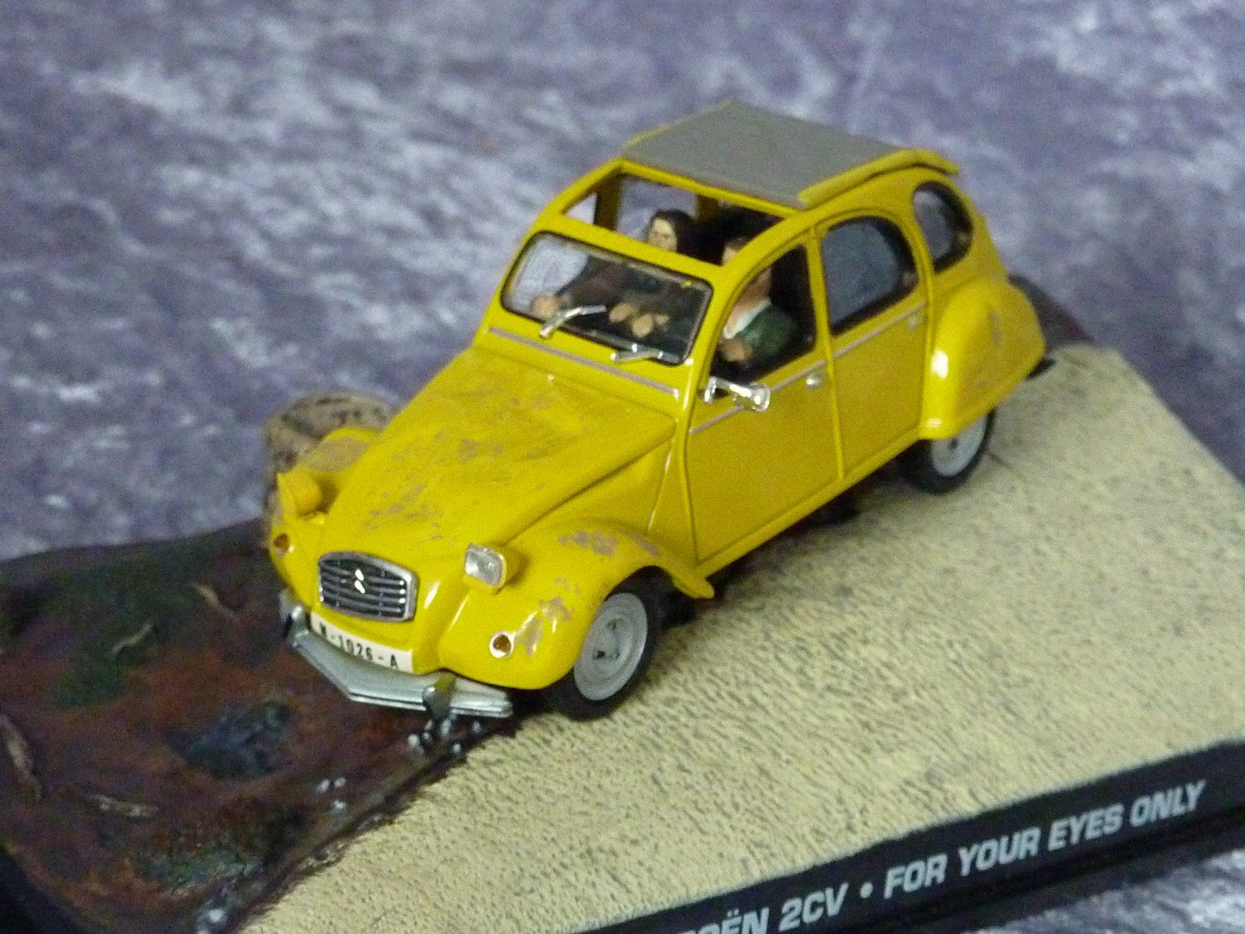 Citroën Modellini d'auto: Citroen 2CV Döschwo James Bond 1:43 – Nuovo (secondo la descrizione) da Dürrenäsch venduto da modellautos4you 1