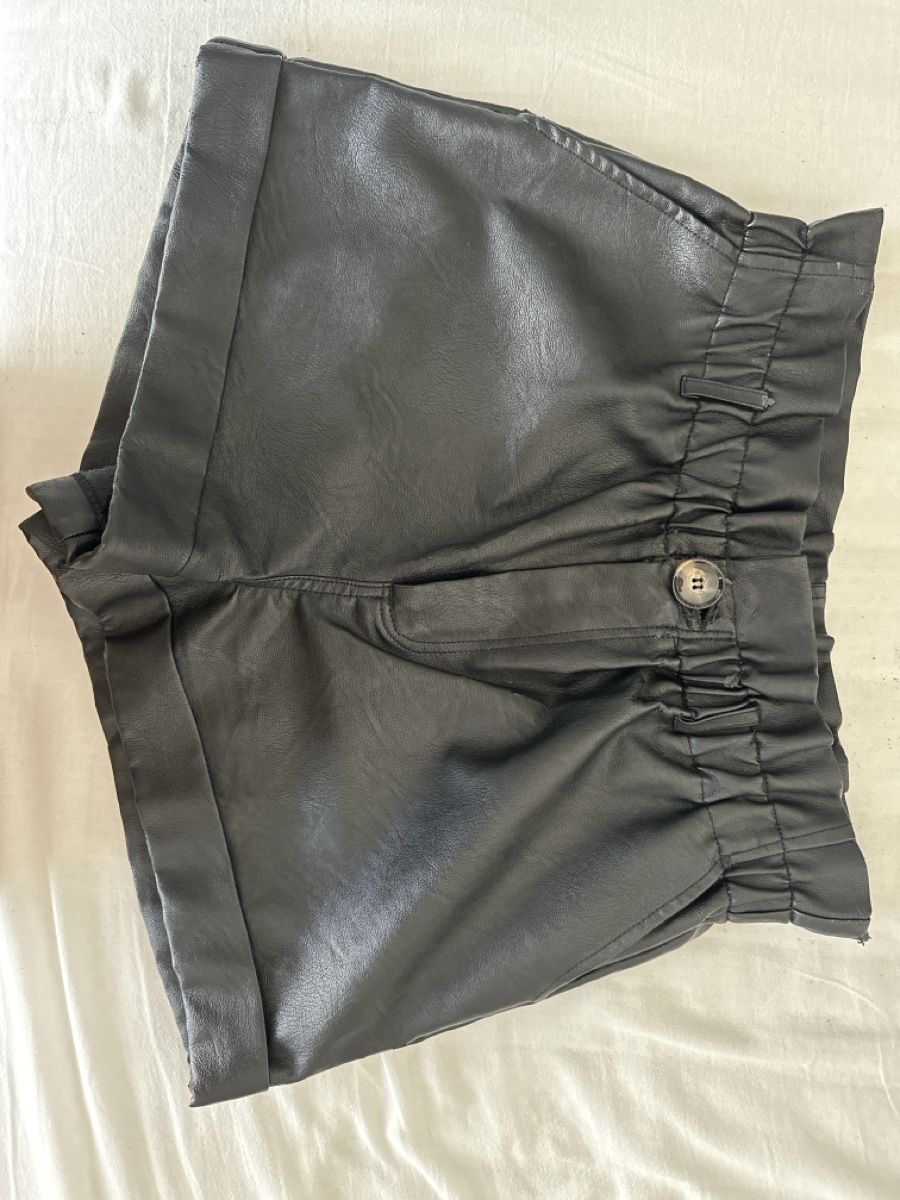 Topshop Pantaloni: Kunstlederhose kurz – Usato da Goldach venduto da mariarosapenasa