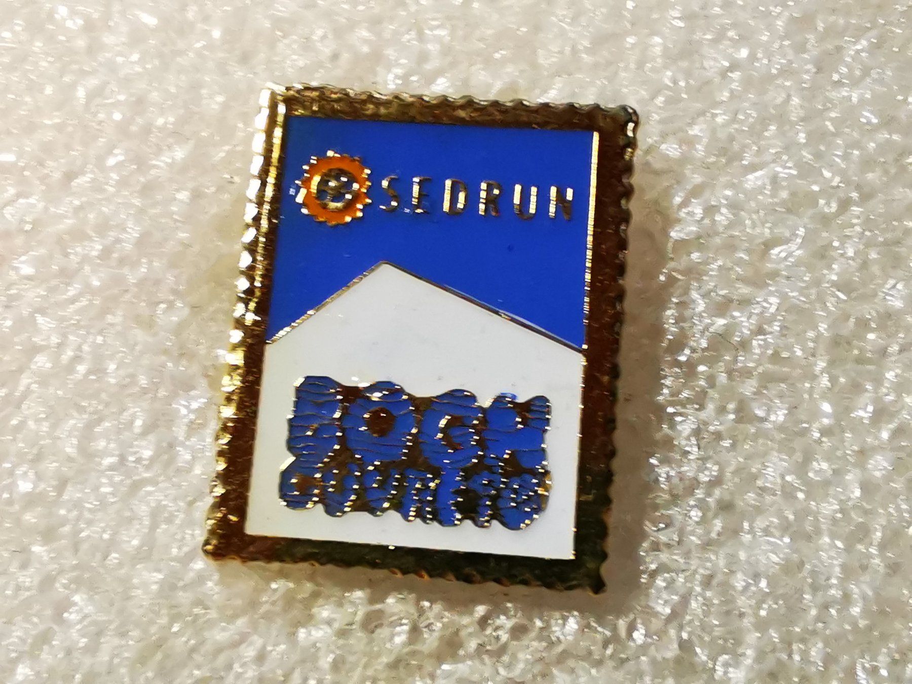 Plaketten & Abzeichen: Ansteckpin 32: Sedrun – Gebraucht aus Oppligen von Pin-Fall-Shop