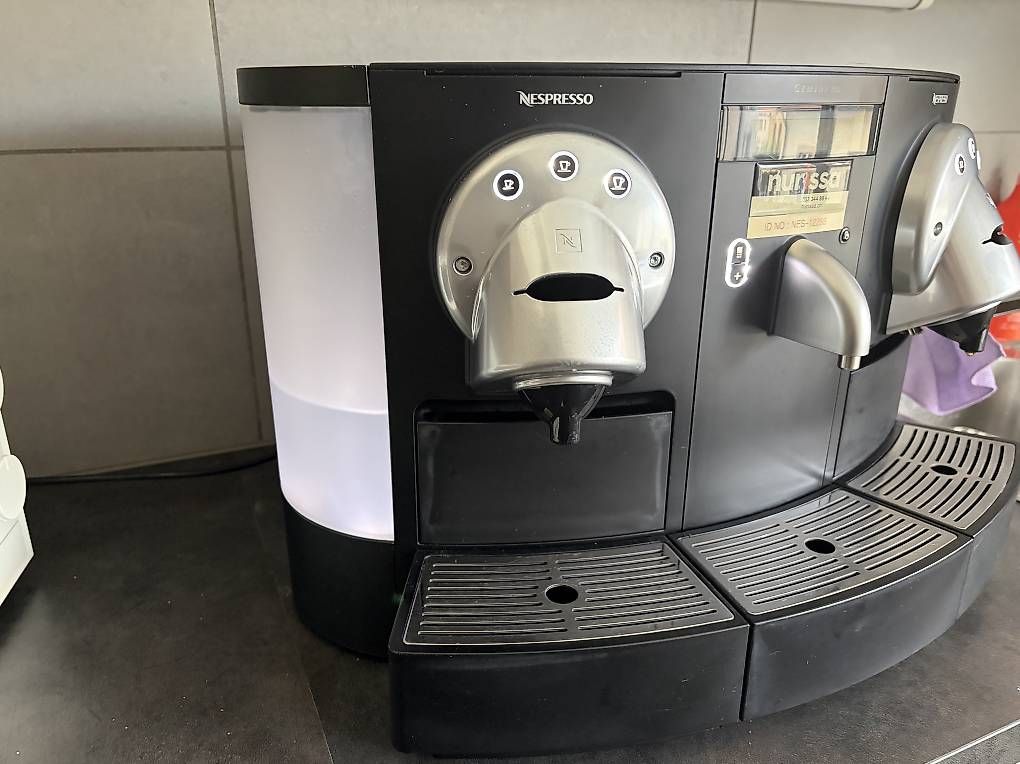 Kaffeemaschinen & Espressomaschinen: Machine à café Nespresso professionnel – Gebraucht aus La Chaux-de-Fonds von ann_8n89 2