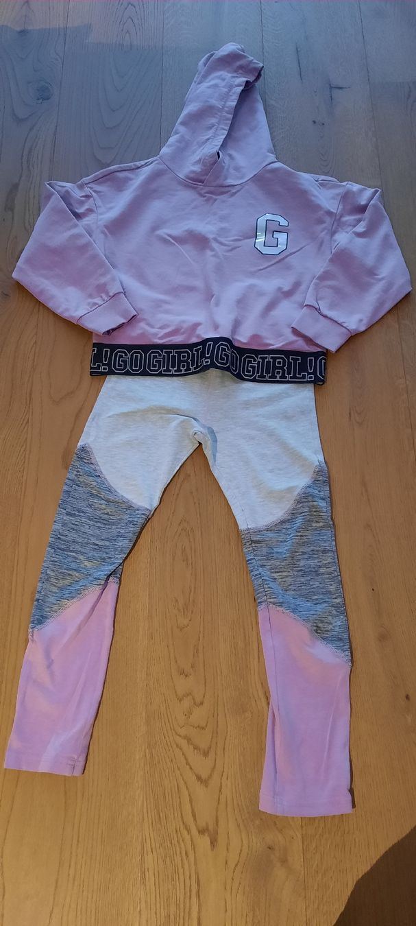 Lotti & Set di vestiti: Trainer Gr. 134 – Usato da Pfäffikon ZH venduto da some82 1
