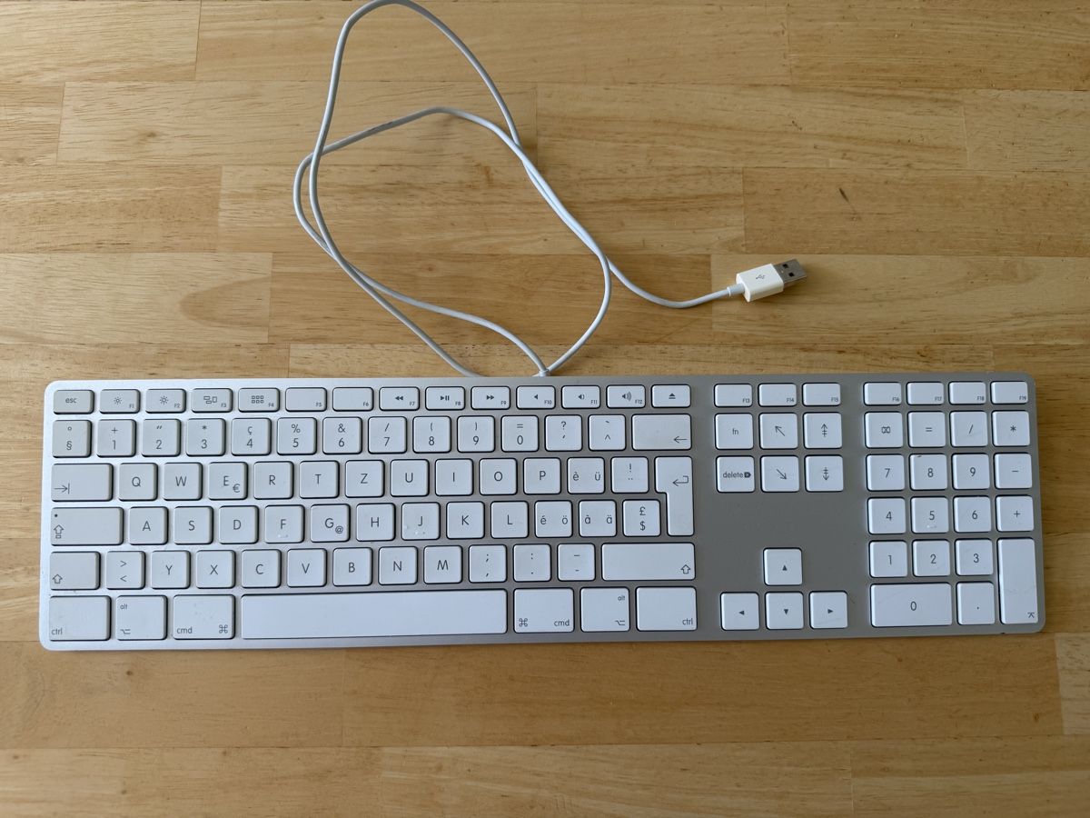 Apple Tastiere: Apple Tastatur/ Keyboard, Model A1243 USB – Usato da Giswil venduto da urr_7c5j