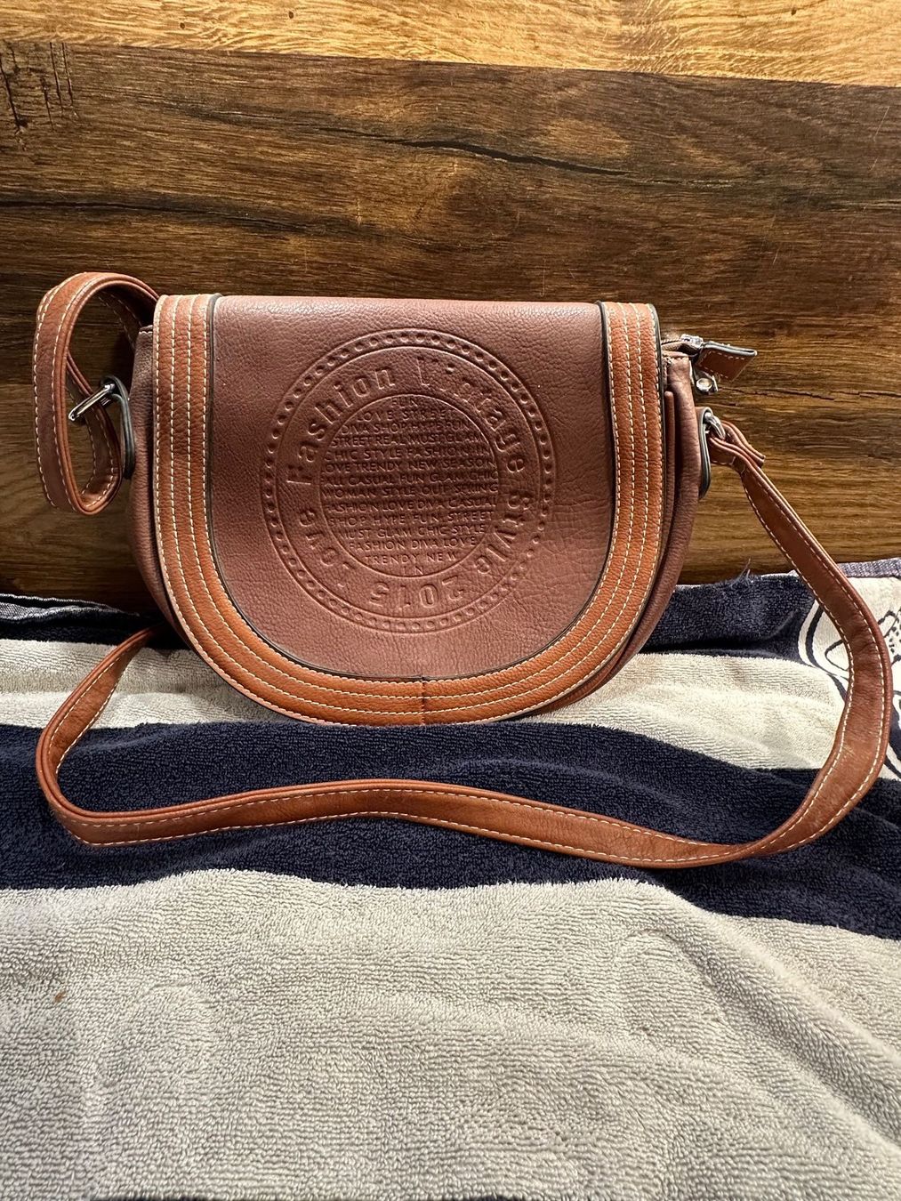 Borse da donna: Braune Handtasche mit Schrift – Usato da Schaan venduto da Hermine2018