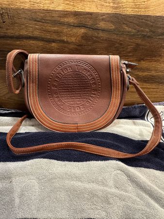 Braune Handtasche mit Schrift