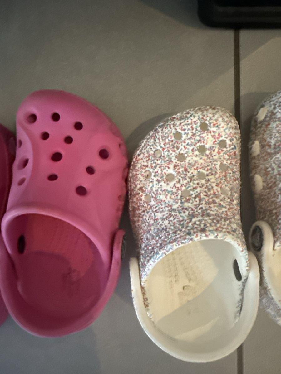 Schuhe für Jungen: 2 Paar Crocs Kinder – Gebraucht aus Bremgarten AG von baby-yoda 3