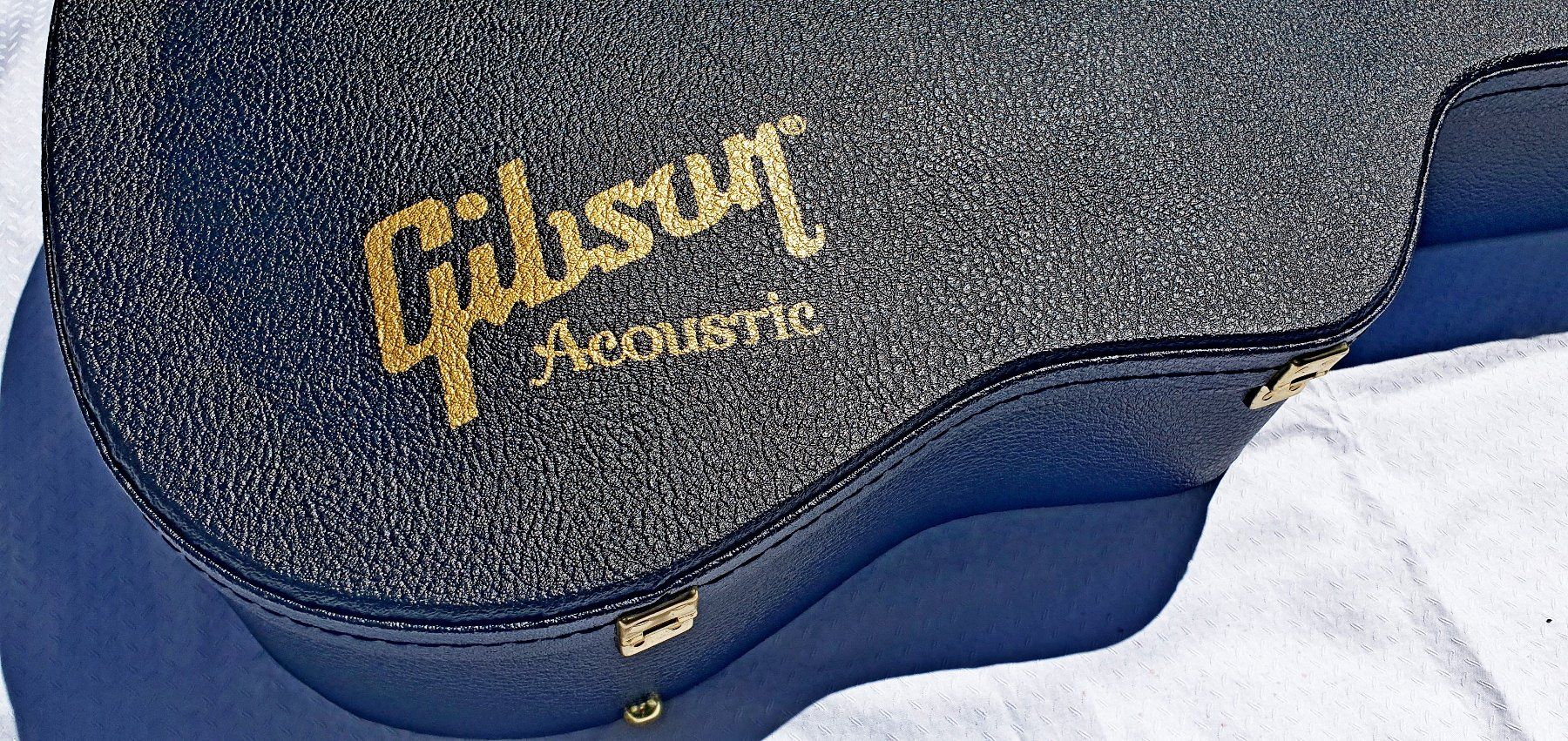 Gibson Musikinstrumente: Gibson Case Dreadnought Plüsch SCHWARZ Gitarrenkoffer – Gebraucht aus Basel von x-hobby