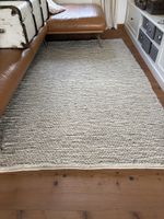 Grober Wollteppich im Zopfmuster