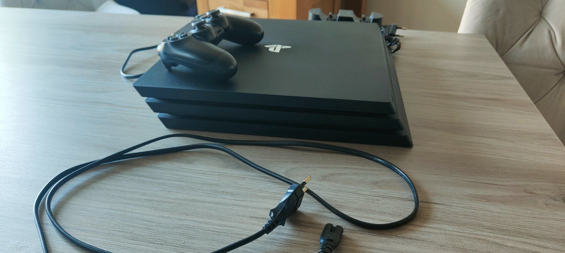 Sony Konsolen: PlayStation 4 Pro - Konsole mit Controller und Ladestation – Gebraucht aus Kloten von Dani285 2