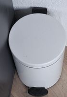 Abfalleimer mit Fusspedal weiss akzeptabler Zustand