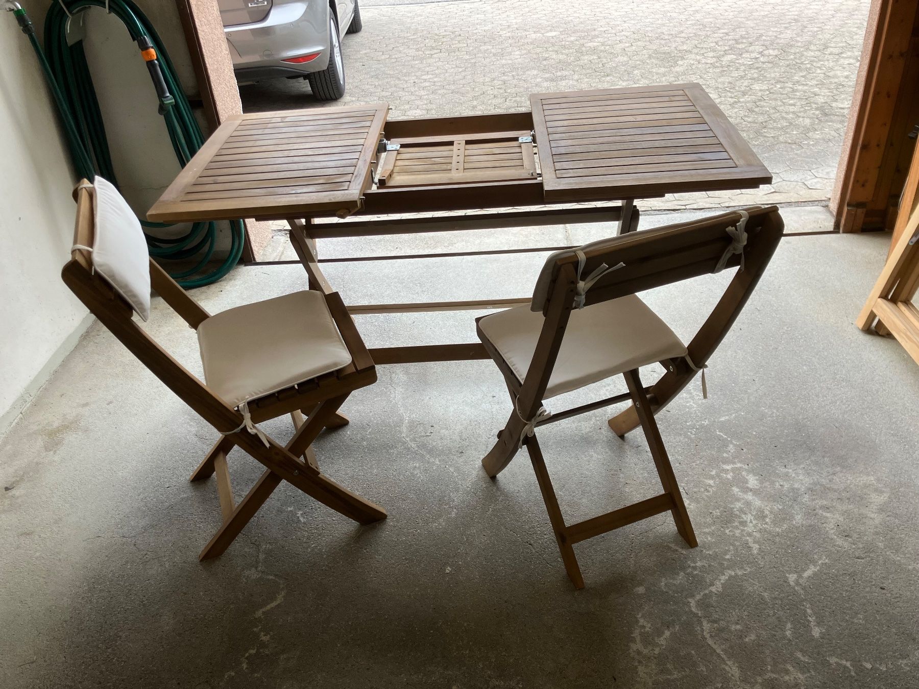 Johann Jakob Tischset: kleiner Balkon- oder Gartentisch aus Holz mit zwei Stühlen – Gebraucht aus Seewis-Schmitten von jon_qx57 3