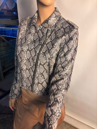 graue Moto-Jacke aus Kunstleder Von Clockhouse.