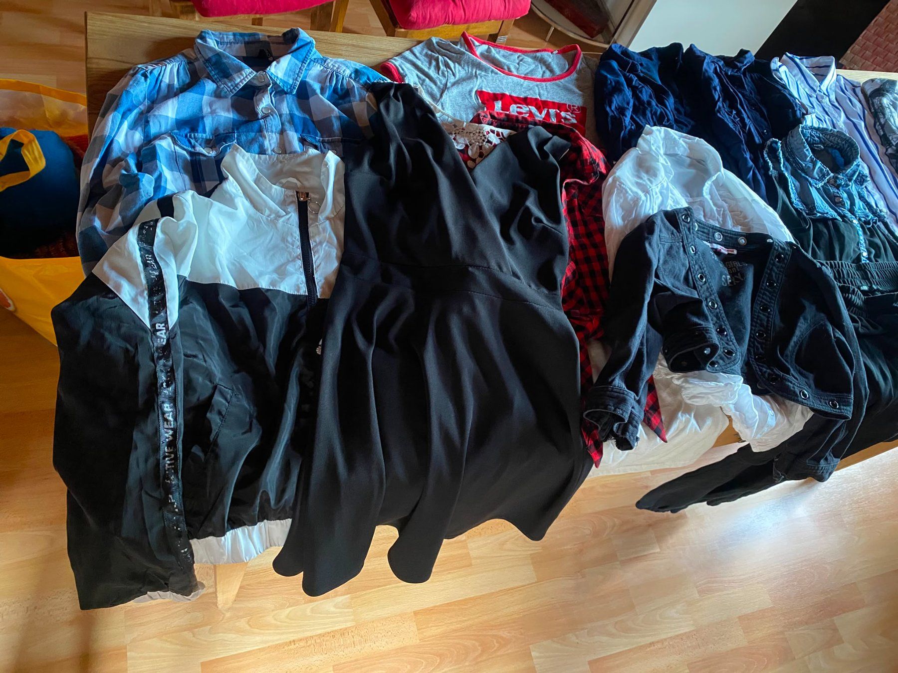 Lotti di vestiti: 13-teiliges Damen-/Mädchenpaket Gr. S – Usato da Röschenz venduto da Tashroal 1