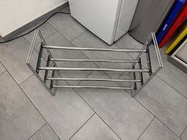 Metall‑Schuhregal mit verstellbarer Breite.