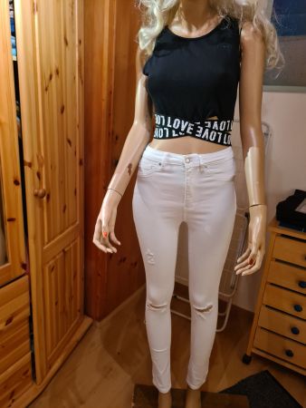 Coole weisse Jeans und sexy Oberteil
