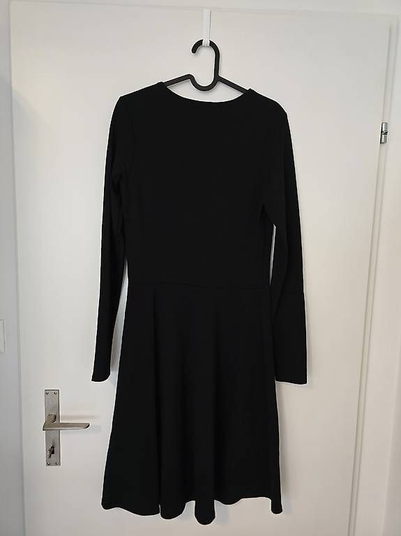 Kleider: Schwarzes Langarmkleid, Gr. S – Gebraucht aus Chur von jon_hd6n 1