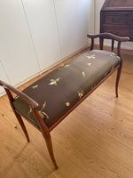 Elegante Bank aus edlem Holz mit handbesticktem Stoffbezug