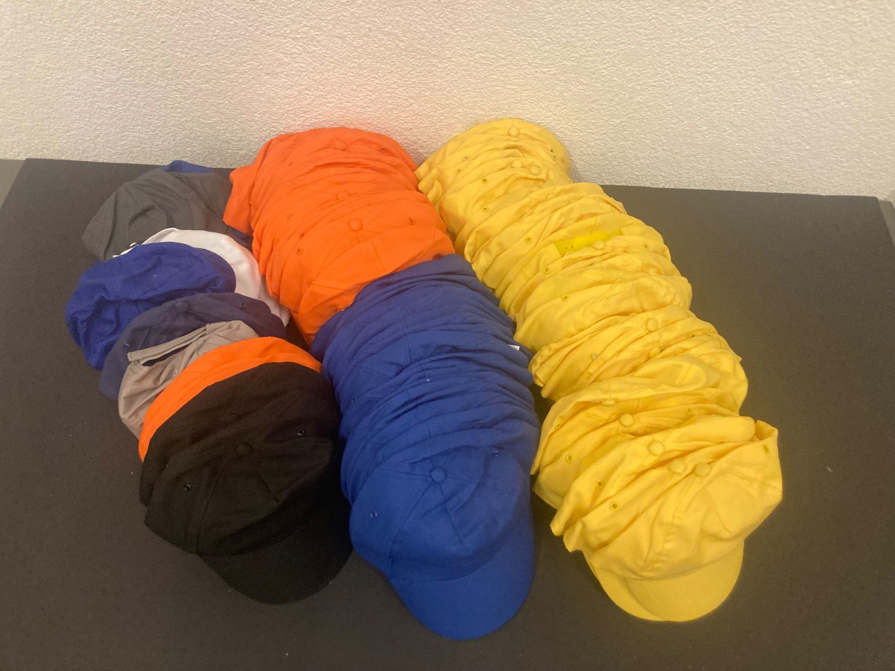 Copricapi, berretti & cappellini: Restposten Caps, gemischte Farben, 100 Stück – Nuovo (secondo la descrizione) da Neuenhof venduto da jorogo 1